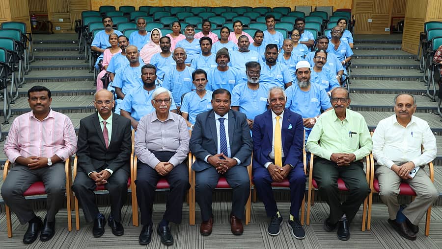 ಕಾರ್ಯಾಗಾರದಲ್ಲಿ ಪಾಲ್ಗೊಂಡಿದ್ದ ಹೃದ್ರೋಗಿಗಳೊಂದಿಗೆ ಡಾ.ಬಿ. ದಿನೇಶ್, ಡಾ.ಗೋವಿಂದರಾಜು ಸುಬ್ರಮಣಿ, ಡಾ.ವಿ. ಪ್ರಭಾಕರ್, ಡಾ.ಎ.ಎಂ. ಜಗದೀಶ್, ಡಾ. ಭೂಪಾಲ್, ಜಿ.ಎ. ಅಡಗಟ್ಟಿ ಹಾಗೂ ಅವಿನಾಶ್ ಉಪಸ್ಥಿತರಿದ್ದರು