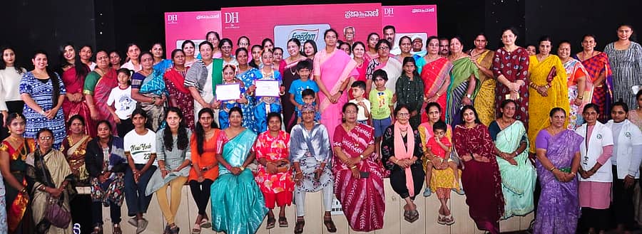 ಪ್ರಜಾವಾಣಿ ಮತ್ತು ಡೆಕ್ಕನ್ಹೆರಾಲ್ಡ್ ವತಿಯಿಂದ ಫ್ರೀಡಂ ಹೆಲ್ದಿ ಕುಕ್ಕಿಂಗ್ ಆಯಿಲ್, ಮೈಸೂರಿನ ಜನಹಿತ ಹೌಸಿಂಗ್ ಲೋನ್ಸ್ ಅಂಡ್ ಫೈನಾನ್ಸ್ ಇಂಡಿಯಾ ಸರ್ವಿಸಸ್ ಸಹಯೋಗದಲ್ಲಿ ಮಂಡ್ಯದ ವಿವೇಕಾನಂದ ರಂಗಮಂದಿರದಲ್ಲಿ ಶನಿವಾರ ಏರ್ಪಡಿಸಿದ್ದ ‘ಭೂಮಿಕಾ ಕ್ಲಬ್’ ಕಾರ್ಯಕ್ರಮದಲ್ಲಿ ಭಾಗವಹಿಸಿದ್ದ ಗಣ್ಯರು ಮತ್ತು ಸಭಿಕರು