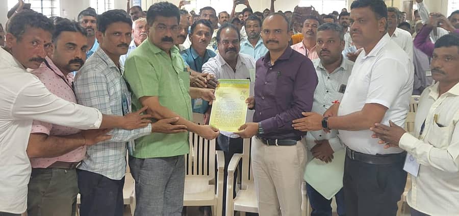 ಶಿರಸಿಯಲ್ಲಿ ಅರಣ್ಯವಾಸಿಗಳಿಂದ ಡಿಸಿಎಫ್ ಸಂದೀಪ ಸೂರ್ಯವಂಶಿ ಅವರಿಗೆ ಕಾನೂನು ತಿಳಿವಳಿಕೆ ಪತ್ರ ನೀಡಲಾಯಿತು