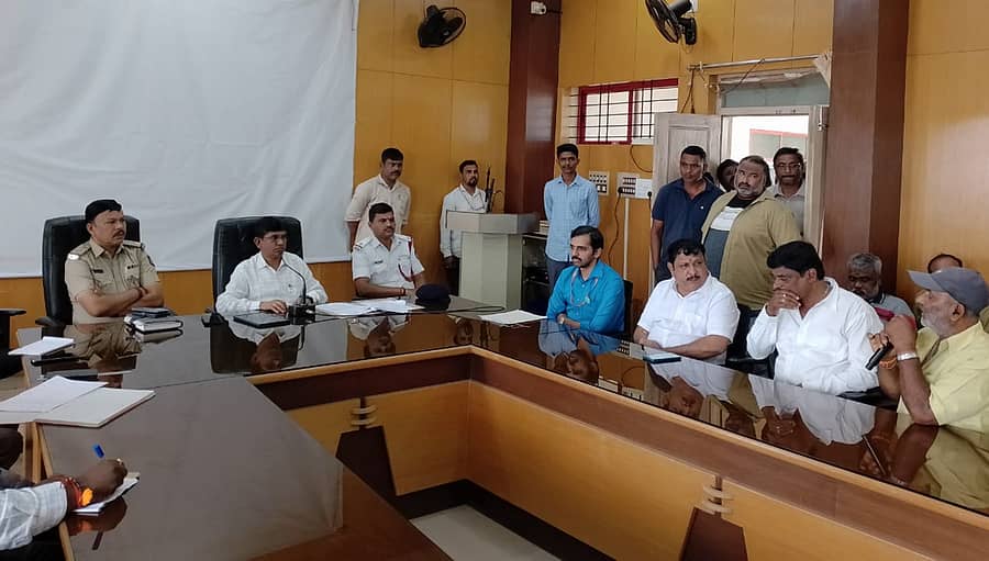 ಶಿರಸಿಯ ಆಟೊ ಚಾಲಕರ ಸಮಸ್ಯೆಗಳ ಕುರಿತು ತಹಶೀಲ್ದಾರ್‌ ಪಟ್ಟರಾಜ ಗೌಡ ಅಧ್ಯಕ್ಷತೆಯಲ್ಲಿ ಸಭೆ ನಡೆಯಿತು