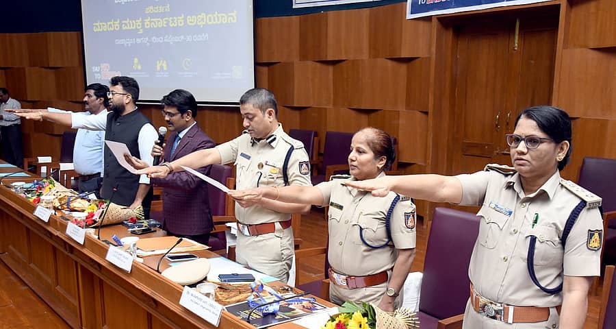 ಬೆಳಗಾವಿಯ ಸುವರ್ಣ ವಿಧಾನಸೌಧದಲ್ಲಿ ಶನಿವಾರ ನ್ಯಾಯಾಧೀಶರಾದ ಸಂದೀಪ ಪಾಟೀಲ ಅವರು ‘ಪರಿವರ್ತನೆ’ ಮಾದಕ ಮುಕ್ತ ಕರ್ನಾಟಕ ಅಭಿಯಾನ ಹಾಗೂ ಜಿಲ್ಲಾ ಮಟ್ಟದ ಕಾರ್ಯಾಗಾರದಲ್ಲಿ ಪ್ರತಿಜ್ಞಾ ವಿಧಿ ಬೋಧಿಸಿದರು