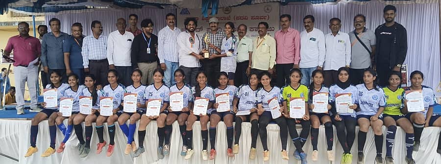 ಬಾಲಕಿಯರ ವಿಭಾಗದಲ್ಲಿ ಚಾಂಪಿಯನ್‌ ಆದ ದಕ್ಷಿಣ ಕನ್ನಡ ತಂಡದವರು ಟ್ರೋಫಿಯೊಂದಿಗೆ ಸಂಭ್ರಮಿಸಿದರು 