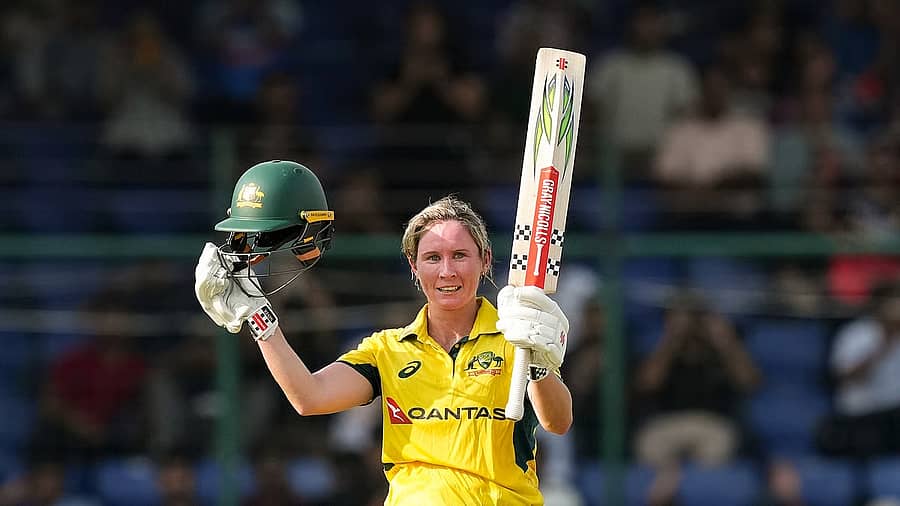 <div class="paragraphs"><p>ಸ್ಫೋಟಕ ಶತಕ ಸಿಡಿಸಿದ ಬೆತ್ ಮೂನಿ</p></div>