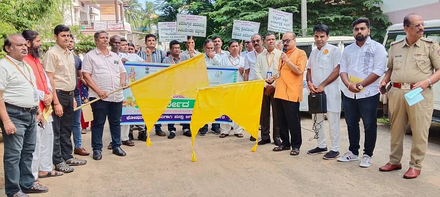 ಹೊಸಪೇಟೆಯಲ್ಲಿ ಶನಿವಾರ ಆಯುರ್ವೇದ ಜಾಥಾಕ್ಕೆ ಚಾಲನೆ ನೀಡಲಾಯಿತು