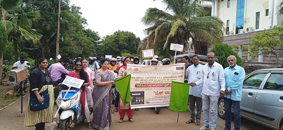 ಗದಗ ಜಿಲ್ಲಾಡಳಿತ, ಜಿಲ್ಲಾ ಪಂಚಾಯಿತಿ, ಆರೋಗ್ಯ ಮತ್ತು ಕುಟುಂಬ ಕಲ್ಯಾಣ ಇಲಾಖೆ ಸಹಯೋಗದಲ್ಲಿ ಎಚ್ಐವಿ ಏಡ್ಸ್ ಪ್ರಚಾರಾಂದೋಲನ ಬೈಕ್ ರ್ಯಾಲಿಗೆ ಡಿಟಿಒ ಡ್ಯಾಪ್ಕೋ ಅಧಿಕಾರಿ ಅರುಂಧತಿ.ಕೆ ಚಾಲನೆ ನೀಡಿದರು