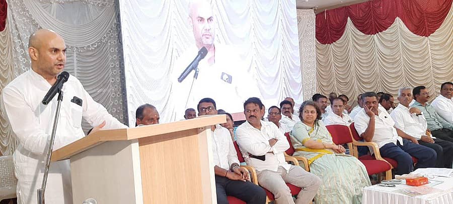 ಚಿಕ್ಕೋಡಿ ತಾಲ್ಲೂಕಿನ ಪ್ರಭಾಕರ ಕೋರೆ ಕೋ ಅಪ್ ಕ್ರೆಡಿಟ್ ಸೊಸೈಟಿ (ಬಹುರಾಜ್ಯ)ದ 37ನೇ ವಾರ್ಷಿಕ ಸಾಮಾನ್ಯ ಸಭೆಯಲ್ಲಿ ಮುಖಂಡ ಅಮಿತ ಕೋರೆ ಮಾತನಾಡಿದರು