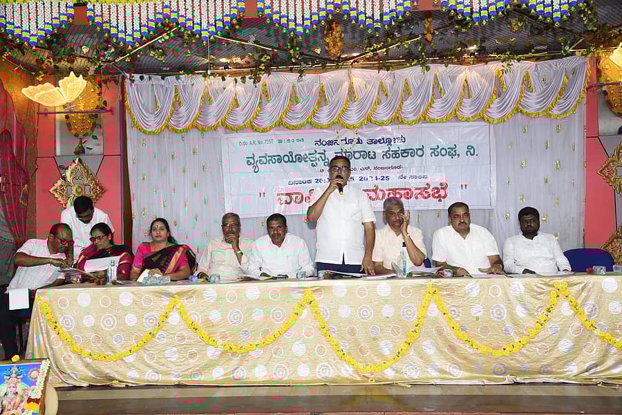 ನಂಜನಗೂಡಿನ  ಶ್ರಾವಣ ಕಲ್ಯಾಣ ಮಂಟಪದಲ್ಲಿ ಶನಿವಾರ ಸಂಘದ ವಾರ್ಷಿಕ ಮಹಾಸಭೆಯನ್ನು ಸಂಘದ ಅಧ್ಯಕ್ಷ ಕುರಹಟ್ಟಿ ಮಹೇಶ್ ಉದ್ಘಾಟಿಸಿ, ಮಾತನಾಡಿದರು