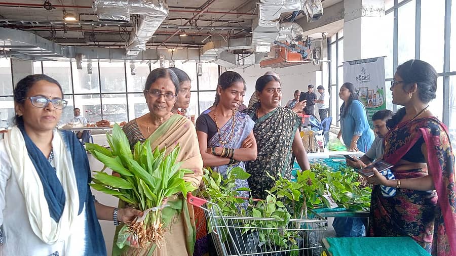 ಹುಬ್ಬಳ್ಳಿಯ ಗೋಕುಲ ರಸ್ತೆಯ ಅರ್ಬನ್‌ ಓಯಾಸಿಸ್‌ ಮಾಲ್‌ನ ಮೊದಲ ಮಹಡಿಯಲ್ಲಿ ಹಮ್ಮಿಕೊಂಡಿರುವ ಸೊಪ್ಪು ಮೇಳದಲ್ಲಿ ಮಹಿಳೆಯರು ಶನಿವಾರ ಸೊಪ್ಪುಗಳನ್ನು ಖರೀದಿಸಿದರು