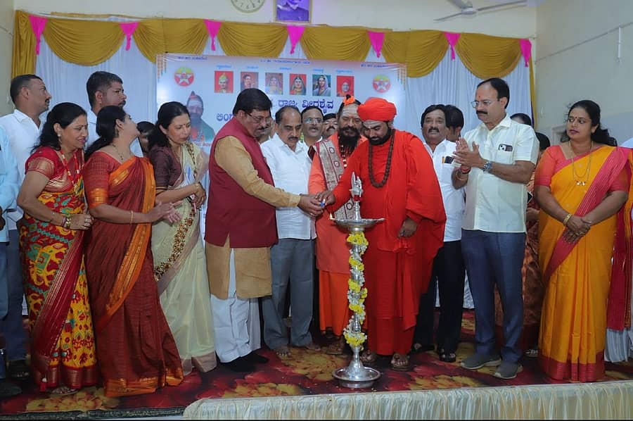 ಕರ್ನಾಟಕ ರಾಜ್ಯ ವೀರಶೈವ ಲಿಂಗಾಯತ ಪಂಚಮಸಾಲಿ ಸಂಘದಿಂದ ಹುಬ್ಬಳ್ಳಿಯ ಲಿಂಗರಾಜನಗರದ ಸಮುದಾಯ ಭವನದಲ್ಲಿ ಶನಿವಾರ ಏರ್ಪಡಿಸಿದ್ದ ಪ್ರತಿಭಾ ಪುರಸ್ಕಾರ ಕಾರ್ಯಕ್ರಮವನ್ನು ಮುರುಗೇಶ ನಿರಾಣಿ ಮತ್ತು ಸ್ವಾಮೀಜಿಗಳು ಉದ್ಘಾಟಿಸಿದರು