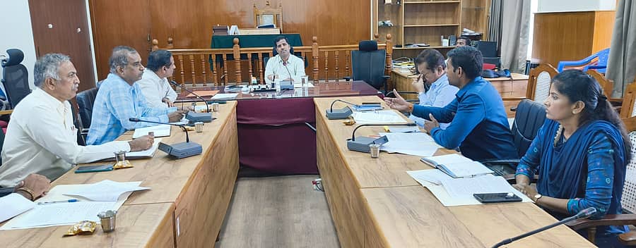 ಜಿಲ್ಲಾಧಿಕಾರಿ ಕಚೇರಿಯಲ್ಲಿ ಮಕ್ಕಳ ಮಾನಸಿಕ ಸ್ಥಿರತೆ ಸಂಬಂಧ ಆಯೋಜಿಸಿದ್ದ ಜಿಲ್ಲಾ ಮಟ್ಟದ ಸಮಿತಿ ಸಭೆಯ ಅಧ್ಯಕ್ಷತೆ ವಹಿಸಿ ಜಿಲ್ಲಾಧಿಕಾರಿ ಕುಮಾರ ಮಾತನಾಡಿದರು