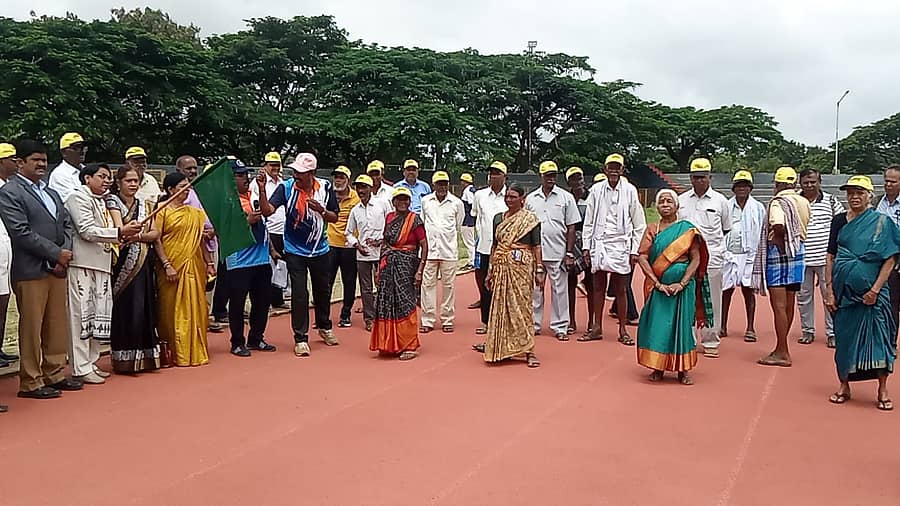 ಹಿರಿಯ ನಾಗರಿಕರ ದಿನಾಚರಣೆ ಅಂಗವಾಗಿ ಚಿತ್ರದುರ್ಗದ ಜಿಲ್ಲಾ ಕ್ರೀಡಾಂಗಣದಲ್ಲಿ ನಡೆದ ಹಿರಿಯ ನಾಗರಿಕರ ಕ್ರೀಡಾ ಸ್ಪರ್ಧೆಗೆ ಹಸಿರು ನಿಶಾನೆ ತೋರಿಸುವ ಮೂಲಕ ಚಾಲನೆ ನೀಡಲಾಯಿತು