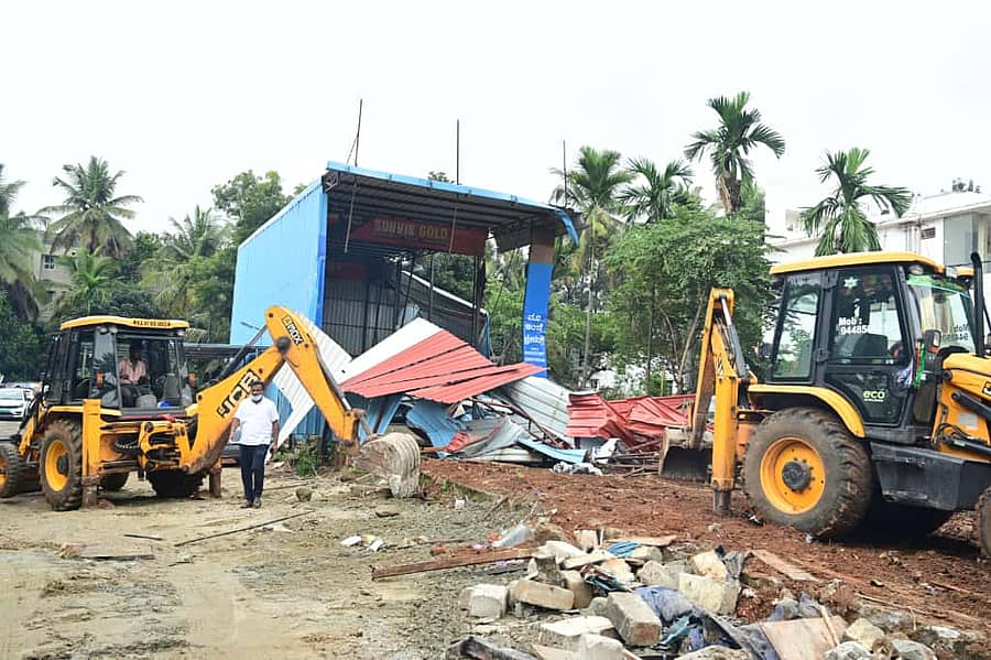ಜ್ಞಾನಭಾರತಿ ಬಡಾವಣೆಯಲ್ಲಿ ಅಕ್ರಮ ಶೆಡ್‌ಗಳನ್ನು ಜೆಸಿಬಿ ಬಳಸಿ ತೆರವುಗೊಳಿಸಲಾಯಿತು