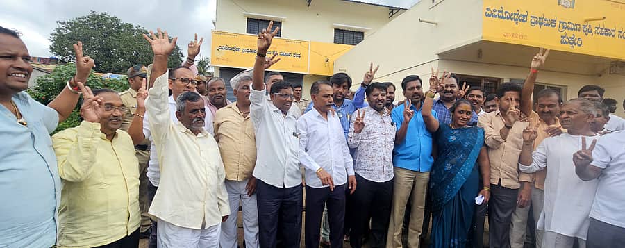 ಹುಕ್ಕೇರಿಯ ಪಿಕೆಪಿಎಸ್ ಸಂಘದ ಸಭೆಯಲ್ಲಿ ಜಾರಕಿಹೊಳಿ ಗುಂಪಿನ ಪರ ಠರಾವ್ ಪಾಸ್ ಆದ ಬಳಿಕ ನಿರ್ದೇಶಕರು ಜಾರಕಿಹೊಳಿಗೆ ಜೈಕಾರ ಹಾಕಿ ವಿಜಯದ ಸಂಕೇತ ತೋರಿದರು