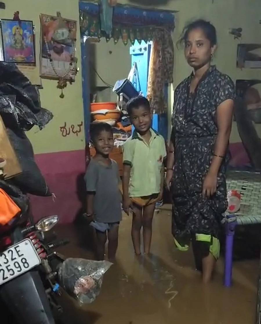 ಮಾಡಿಯಾಳ ಗ್ರಾಮದಲ್ಲಿ ಕೆರೆ ಒಡೆದು ಮನೆಗಳಿಗೆ ನೀರು ನುಗ್ಗಿದ್ದರಿಂದ ಕುಟುಂಬಸ್ಥರು ಪರದಾಡಿದರು