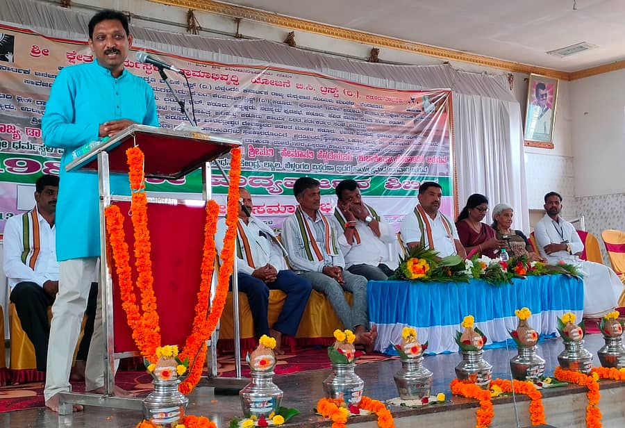 ಕಡೂರು ಪಟ್ಟಣದ ಶ್ರೀವೀರಭದ್ರೇಶ್ವರ ಸಮುದಾಯ ಭವನದಲ್ಲಿ ಶನಿವಾರ ಶ್ರೀಕ್ಷೇತ್ರ ಧರ್ಮಸ್ಥಳ ಗ್ರಾಮಾಭಿವೃದ್ಧಿ ಯೋಜನೆ ವತಿಯಿಂದ ನಡೆದ ಮದ್ಯವರ್ಜನ ಶಿಬಿರದಲ್ಲಿ ಪ್ರಶಾಂತ್ ಚಿಪ್ರಗುತ್ತಿ  ಮಾತನಾಡಿದರು