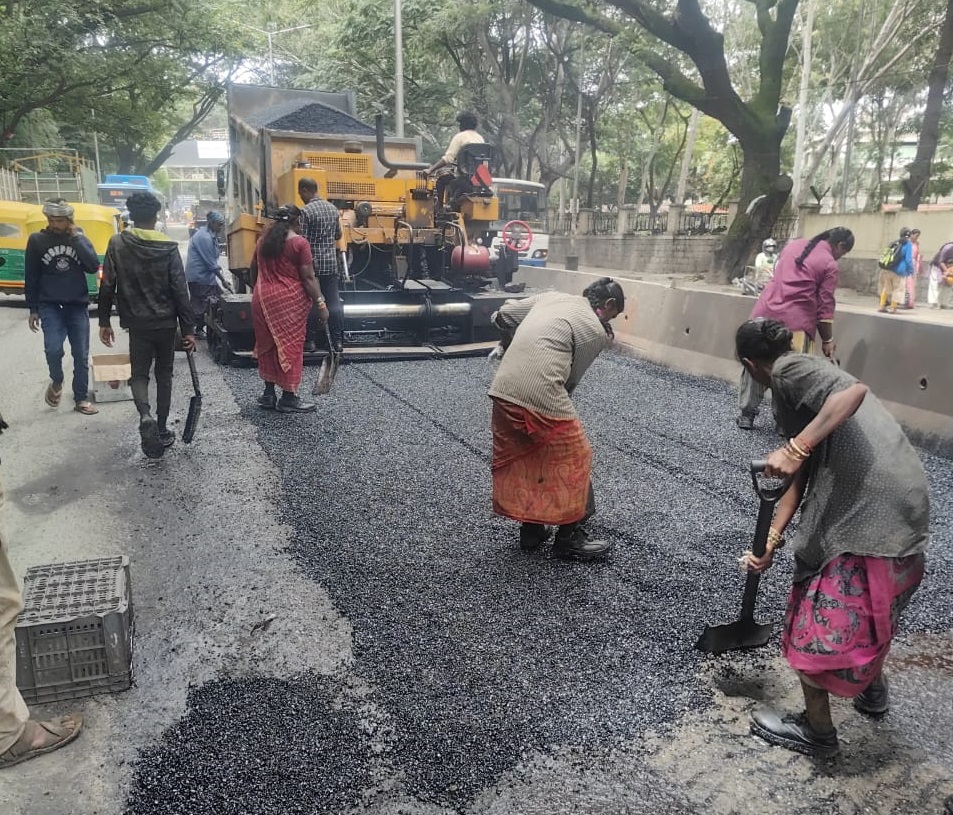 ಜಿಬಿಎ ವತಿಯಿಂದ ಲಕ್ಕಸಂದ್ರ ಬಳಿ ಗುಂಡಿಗಳನ್ನು ಮುಚ್ಚುವ ಕಾಮಗಾರಿ ನಡೆಯಿತು