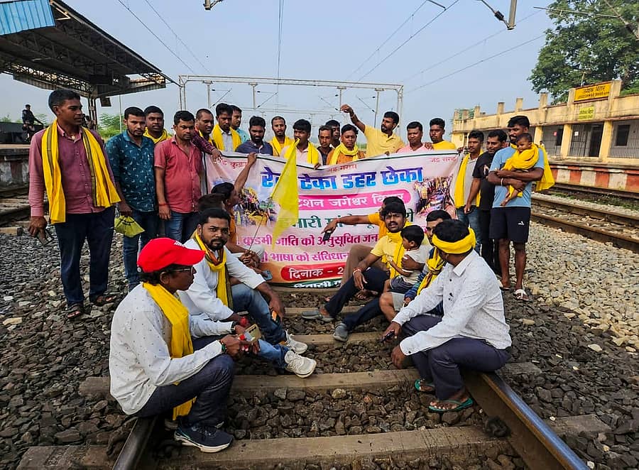 ಕುರ್ಮಿ ಸಮುದಾಯದವರು ರೈಲು ಹಳಿಯ ಮೇಲೆ ಪ್ರತಿಭಟನೆ ನಡೆಸಿದರು – ಪಿಟಿಐ ಚಿತ್ರ