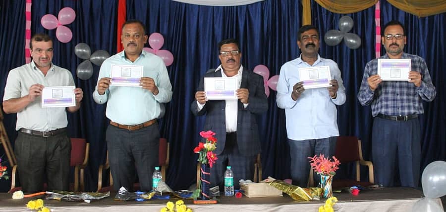 ಹಾಸನದ ರಾಜೀವ್ ಪಾಲಿಟೆಕ್ನಿಕ್ನಲ್ಲಿ ನಡೆದ ಕಾರ್ಯಕ್ರಮದಲ್ಲಿ ಹ್ಯಾಂಡ್ ಬುಕ್ ಫಾರ್ ಮಲ್ಟಿ ವಿಲೇಜ್ ಡ್ರಿಂಕಿಂಗ್ ವಾಟರ್ ಸಪ್ಲೈ ಸ್ಕೀಮ್ಸ್ ಎಂಬ ಪುಸ್ತಕ ಬಿಡುಗಡೆ ಮಾಡಲಾಯಿತು