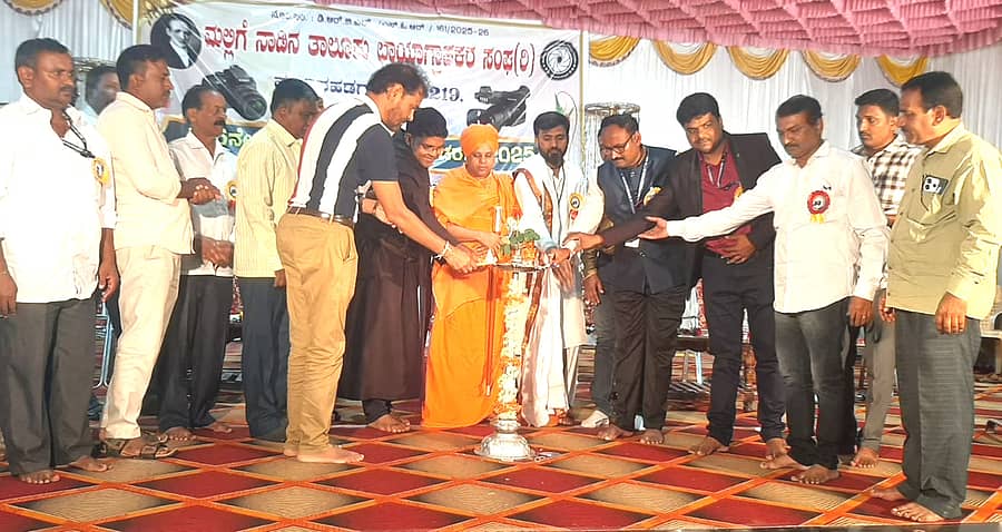 ಹೂವಿನಹಡಗಲಿಯಲ್ಲಿ ಛಾಯಾಗ್ರಾಹಕರ ಸಂಘ ಆಯೋಜಿಸಿದ್ದ ಛಾಯಾಗ್ರಹಣ ದಿನಾಚರಣೆಯನ್ನು ಗವಿಮಠದ ಹಿರಿಶಾಂತವೀರ ಸ್ವಾಮೀಜಿ ಉದ್ಘಾಟಿಸಿದರು