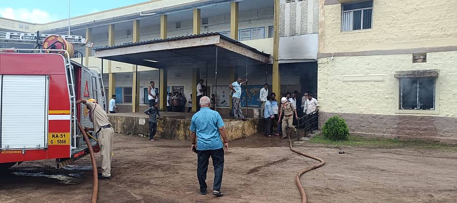 ಶಾರ್ಟ್ ಸರ್ಕಿಟ್ನಿಂದ ನಿಪ್ಪಾಣಿ ತಾಲ್ಲೂಕಿನ ಶ್ರೀಪೇವಾಡಿ ಗ್ರಾಮದ ಶ್ರೀ ಜಿ.ಎಂ. ಸಂಕಪಾಳ ಪ್ರೌಢಶಾಲೆಗೆ ಆವರಿಸಿಕೊಂಡ ಬೆಂಕಿಯನ್ನು ನಂದಿಸುತ್ತಿರುವ ಅಗ್ನಿಶಾಮಕ ದಳದ ಸಿಬ್ಬಂದಿ ಮತ್ತು ಗ್ರಾಮಸ್ಥರು