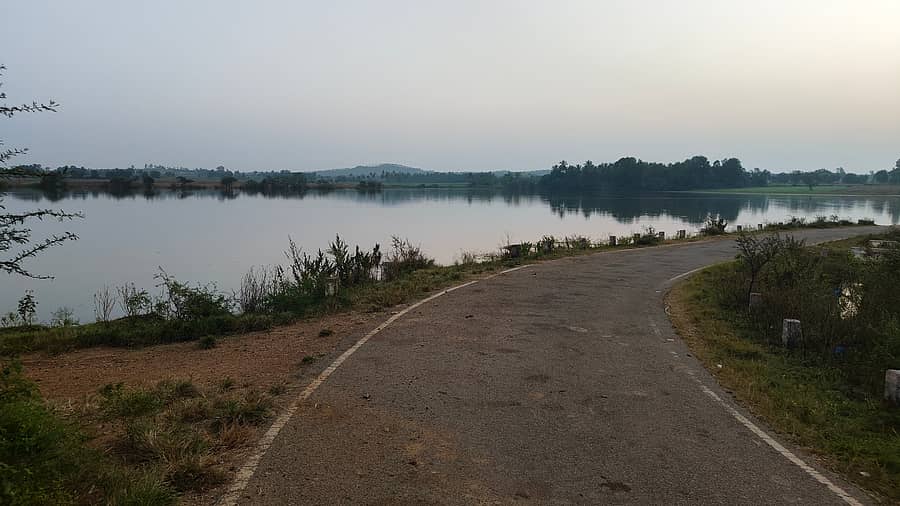 ಹಾವೇರಿ ಜಿಲ್ಲೆಯ ಹೋತನಹಳ್ಳಿ ಬಳಿಯ ಕೆರೆಯ ದಡದ ರಸ್ತೆಯಲ್ಲಿರುವ ಅಪಾಯಕಾರಿ ತಿರುವು