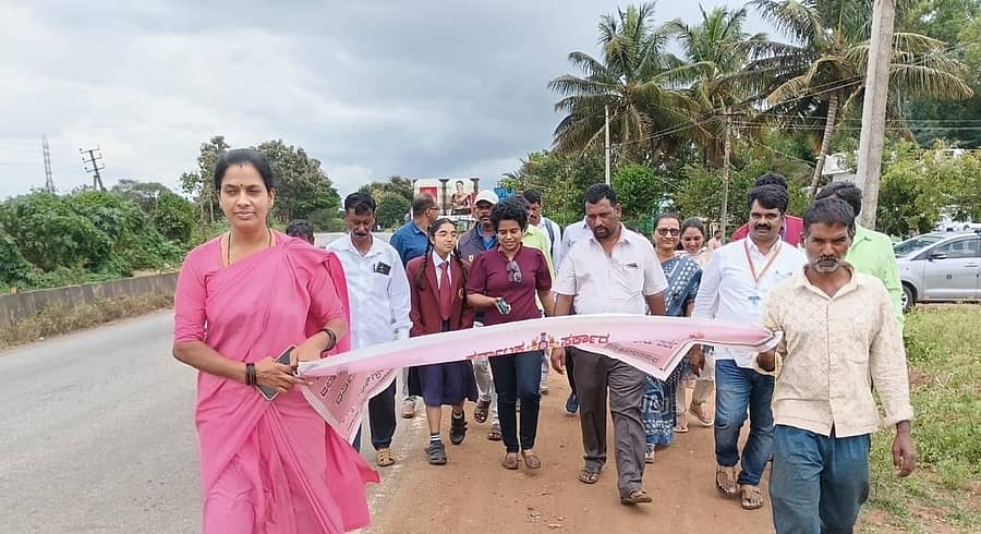 ಹುಣಸೂರು ತಾಲ್ಲೂಕಿನ ಯಶೋಧಪುರ ಗ್ರಾಮದಲ್ಲಿ ಅದಿ ಕರ್ಮಯೋಗಿ ಅಭಿಯಾನ ಯೋಜನೆ ಜಾರಿಗೊಳಿಸುವ ಉದ್ದೇಶದಿಂದ ಕೇಂದ್ರ ಬುಡಕಟ್ಟು ಸಚಿವಾಲಯದ ಉಪಕಾರ್ಯದರ್ಶಿ ಡಾ.ರಾಜಿ ಮತ್ತು ತಂಡದವರು ಶನಿವಾರ ಜಾಥಾ ನಡೆಸಿ ಸಾರ್ವಜನಿಕರಿಂದ ಮಾಹಿತಿ ಕಲೆ ಹಾಕಿದರು