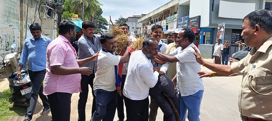 ಶಾಸಕ ಬಸನಗೌಡ ಪಾಟೀಲ ಯತ್ನಾಳ ಪ್ರತಿಕೃತಿ ದಹಿಸಲು ಮಂದಾದ ಪ್ರತಿಭಟನಾನಿರತರಿಂದ ಕಸಿದುಕೊಳ್ಳುತ್ತಿರುವ ಪೊಲೀಸರು