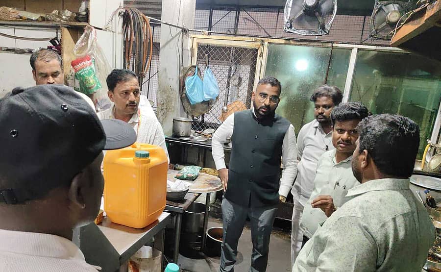 ರಾಯಚೂರಿನ ಇಂದಿರಾನಗರದಲ್ಲಿ ಉಪ ವಿಭಾಗಾಧಿಕಾರಿ ಗಜಾನನ ಬಾಳೆ ಹಾಗೂ ತಹಶೀಲ್ದಾರ್ ಸುರೇಶ ವರ್ಮಾ ನೇತೃತ್ವದ ತಂಡ ಹೋಟೆಲೊಂದರ ಮೇಲೆ ದಾಳಿ ನಡೆಸಿ ಮಾಲೀಕರಿಗೆ ಸ್ವಚ್ಛತೆ ಕಾಯ್ದುಕೊಳ್ಳುವಂತೆ ಎಚ್ಚರಿಕೆ ನೀಡಿದರು