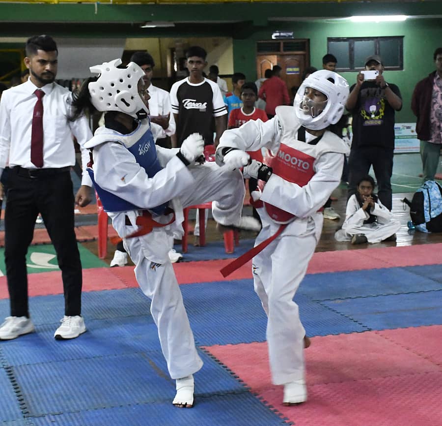 ಧಾರವಾಡದ ಆರ್‌.ಎನ್‌.ಶೆಟ್ಟಿ ಕ್ರೀಡಾಂಗಣದ ಒಳಾಂಗಣ ಕ್ರೀಡಾಂಗಣದಲ್ಲಿ ಶನಿವಾರ ನಡೆದ ರಾಜ್ಯಮಟ್ಟದ ಟೂರ್ನಿಯ ಪ್ರಾಥಮಿಕ ಶಾಲಾ ಬಾಲಕಿಯರ ವಿಭಾಗದಲ್ಲಿ ವ‌ಂಶಿ (ನೀಲಿ) ಮತ್ತು ಧನ್ವಿ(ಕೆಂಪು) ಹಣಾಹಣಿ. ಬಿ.ಎಂ.ಕೇದಾರನಾಥ ಪ್ರಜಾವಾಣಿ ಚಿತ್ರ
