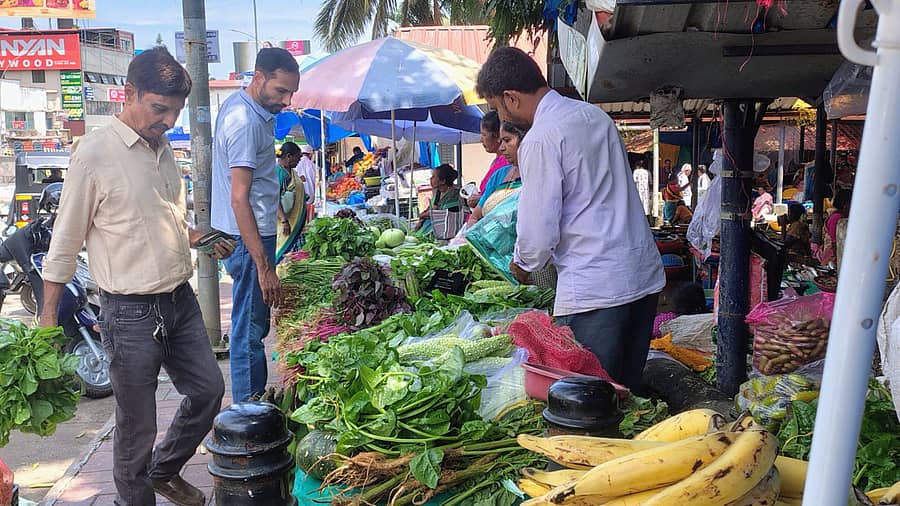 ಮಂಗಳೂರಿನ ಸ್ಟೇಟ್‌ಬ್ಯಾಂಕ್‌ ಮಾರುಕಟ್ಟೆಯಲ್ಲಿ ತರಕಾರಿ ಖರೀದಿ ಮಾಡುತ್ತಿರುವ ಗ್ರಾಹಕರು