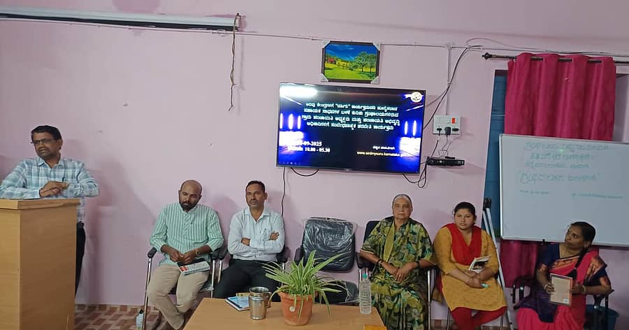 ಯಲಬುರ್ಗಾ ತಾಲ್ಲೂಕು ಪಂಚಾಯಿತಿ ಸಾಮರ್ಥ್ಯಸೌಧದಲ್ಲಿ ಹಮ್ಮಿಕೊಂಡಿದ್ದ ತರಬೇತಿ ಕಾರ್ಯಕ್ರಮದಲ್ಲಿ ತಾ.ಪಂ ಸಹಾಯಕ ನಿರ್ದೇಶಕ ಹನಮಂತಗೌಡ ಪೊಲೀಸ್‍ಪಾಟೀಲ ಮಾತನಾಡಿದರು 