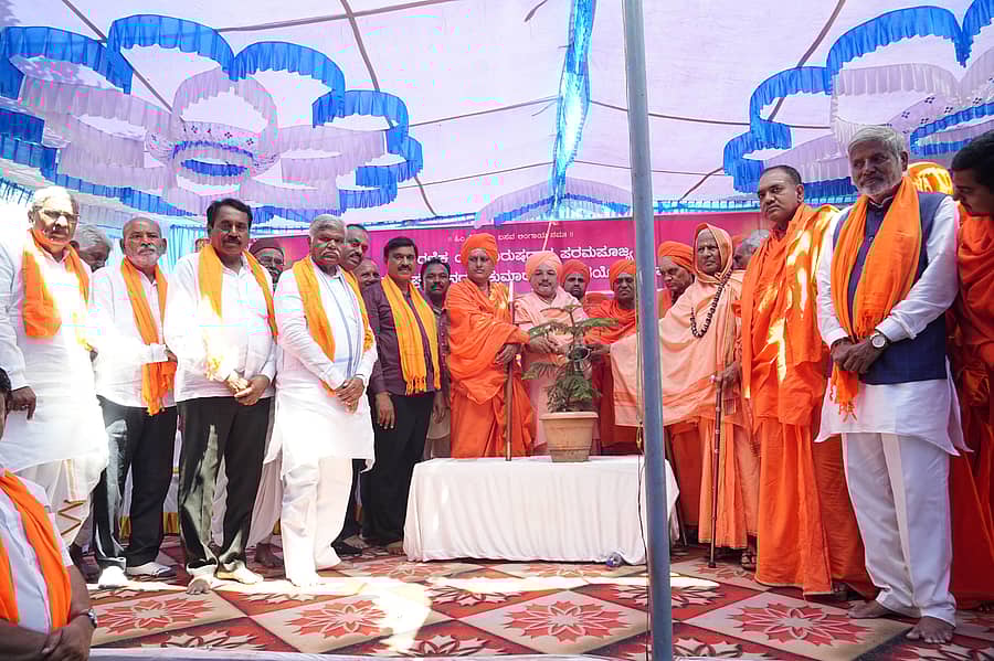 ಗಂಗಾವತಿ ನಗರದ ಮಲ್ಲಿಕಾರ್ಜುನ ಮಠದ ಆವರಣದಲ್ಲಿ ಶನಿವಾರ ಹಾನಗಲ್ ಕುಮಾರ ಶಿವಯೋಗಿಗಳ 158ನೇ ಜಯಂತ್ಯೋತ್ಸವದ ಸಮಾರೋಪ ಸಮಾರಂಭಕ್ಕೆ ಮಠಾಧೀಶರು ಚಾಲನೆ ನೀಡಿದರು