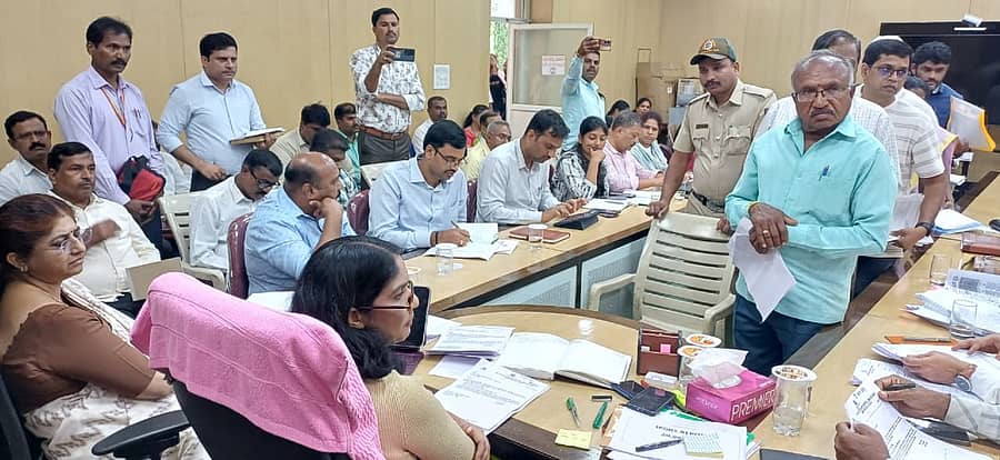 ಹಾಸನದ ಜಿಲ್ಲಾಧಿಕಾರಿ ಕಚೇರಿ ಸಭಾಂಗಣದಲ್ಲಿ ಶನಿವಾರ ನಡೆದ ಜನಸ್ಪಂದನ ಸಭೆಯಲ್ಲಿ ಜಿಲ್ಲಾಧಿಕಾರಿ ಕೆ.ಎಸ್.ಲತಾಕುಮಾರಿ, ಸಾರ್ವಜನಿಕರ ಅಹವಾಲು ಆಲಿಸಿದರು