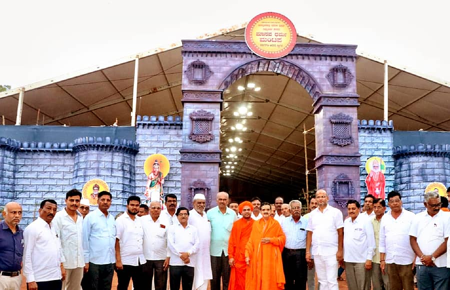 ಬಸವಕಲ್ಯಾಣದ ಅಕ್ಕಮಹಾದೇವಿ ಕಾಲೇಜು ಆವರಣದಲ್ಲಿ ಸಿದ್ದಗೊಂಡಿರುವ ದಸರಾ ಧರ್ಮ ಸಮ್ಮೇಳನದ ಮಾನವ ಧರ್ಮ ಮಂಟಪವನ್ನು ಶನಿವಾರ ಶಾಸಕ ಶರಣು ಸಲಗರ ವೀಕ್ಷಿಸಿದರು. ಹಾರಕೂಡ ಚನ್ನವೀರ ಶಿವಾಚಾರ್ಯರು, ತ್ರಿಪುರಾಂತ ಅಭಿನವ ಘನಲಿಂಗ ರುದ್ರಮುನಿ ಶಿವಾಚಾರ್ಯರು ಇದ್ದರು