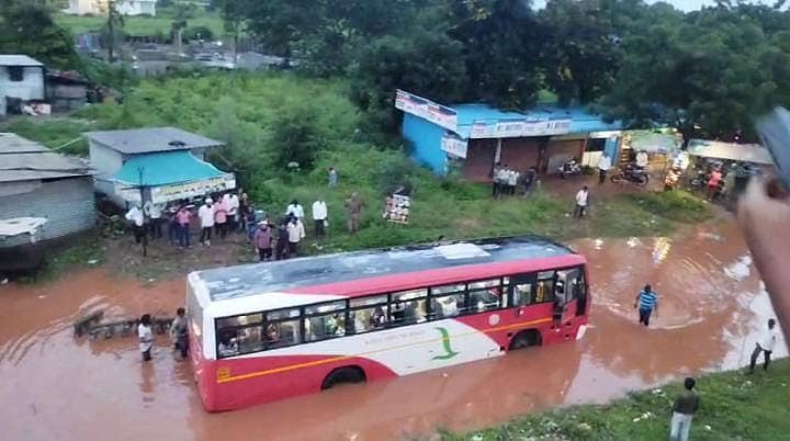 <div class="paragraphs"><p>ರಸ್ತೆ ಮಧ್ಯೆ ನೀರಿನಲ್ಲಿ ಸಾರಿಗೆ ಸಂಸ್ಥೆ ಬಸ್‌ ಸಿಲುಕಿಕೊಂಡಿರುವುದು</p></div>