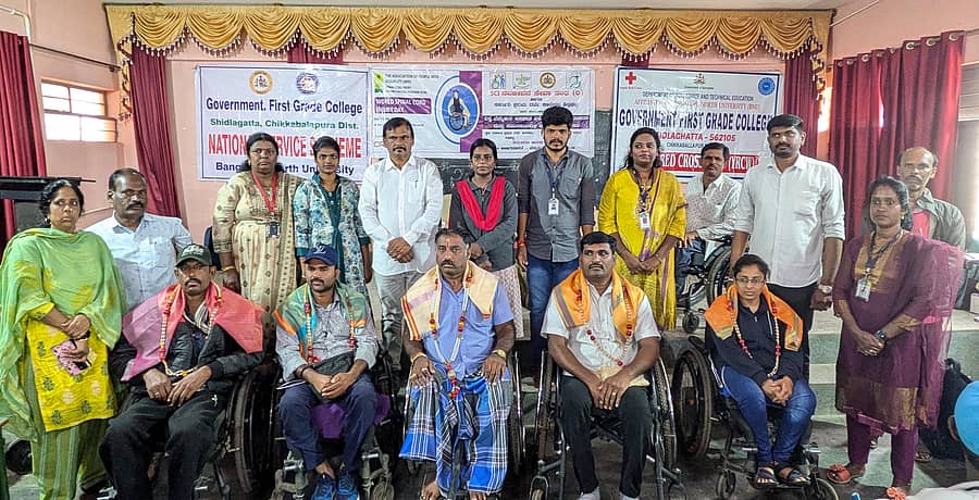 ಶಿಡ್ಲಘಟ್ಟದದಲ್ಲಿ ಶುಕ್ರವಾರ ಬೆನ್ನುಹುರಿ ಅಪಘಾತ ವಿಶೇಷ ಚೇತನರ ದಿನಾಚರಣೆಯಲ್ಲಿ ಬೆನ್ನುಹುರಿ ಅಪಘಾತಕ್ಕೊಳಗಾದವರನ್ನು ಸನ್ಮಾನಿಸಲಾಯಿತು