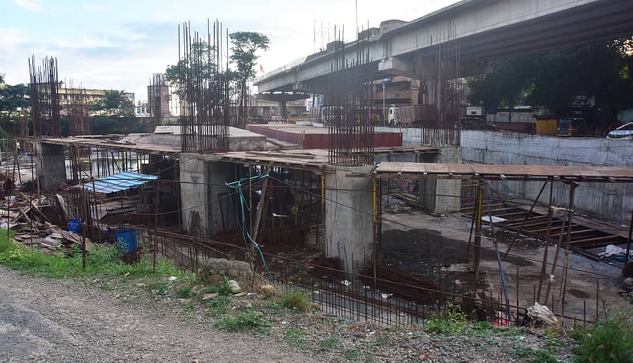 ಹುಬ್ಬಳ್ಳಿ ಹಳೇಕೋರ್ಟ್ ವೃತ್ತದ ಬಳಿ ನಿರ್ಮಾಣವಾಗುತ್ತಿರುವ ಬಹುಮಹಡಿ ಕಾರ್ ಪಾರ್ಕಿಂಗ್ ಕಟ್ಟಡದ ಕಾಮಗಾರಿ ಸ್ಥಗಿತವಾಗಿದೆ
–ಪ್ರಜಾವಾಣಿ ಚಿತ್ರ: ಗುರು ಹಬೀಬ