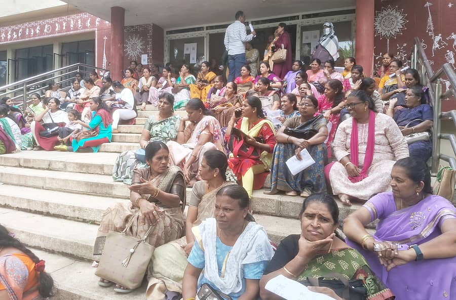 ತುಮಕೂರಿನ ಗುಬ್ಬಿ ವೀರಣ್ಣ ಕಲಾ ಕ್ಷೇತ್ರದ ಮೆಟ್ಟಿಲು ಬಳಿ ಕುಳಿತಿದ್ದ ಶಿಕ್ಷಕಿಯರು