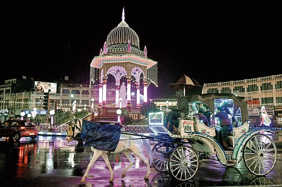 ನಾಡಹಬ್ಬ ದಸರಾ ಮಹೋತ್ಸವ ಪ್ರಯುಕ್ತ ದಸರಾ ದೀಪಾಲಂಕಾರದಲ್ಲಿ ಕಂಡ ಮೈಸೂರಿನ ಕೆ ಆರ್ ವೃತ್ತ