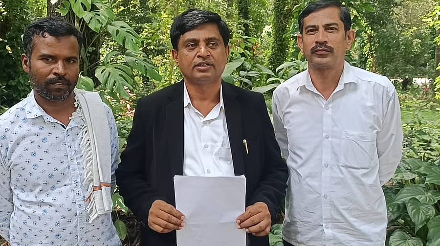 ಎಸ್‌ಐಟಿಗೆ ದೂರು ಸಲ್ಲಿಸಿದ ಕೋಲಾರ ಜಿಲ್ಲೆ ಜನ‍ಪರ ವೇದಿಕೆಯ ಪ್ರಧಾನ ಕಾರ್ಯದರ್ಶಿ ರಮೇಶ್ ಬಾಬು, ಕಾನೂನು ಕೋಶದ ಅಧ್ಯಕ್ಷ ವೆಂಕಟಾಚಲಪತಿ ಮತ್ತು ಅಧ್ಯಕ್ಷ ಕೋಡಿಗಾನಹಳ್ಳಿ ನಾಗರಾಜ್ 