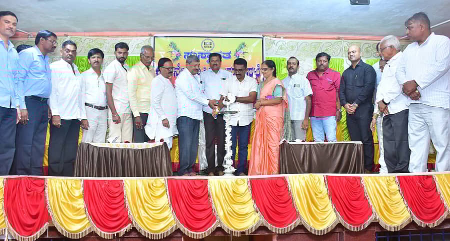 ಕಲಘಟಗಿ ಪಟ್ಟಣದ ಬಸವೇಶ್ವರ ಕಲ್ಯಾಣ ಮಂಟಪದಲ್ಲಿ ಈಚೆಗೆ ಜರುಗಿದ ಅರ್ಬನ್ ಕೋ– ಆಪರೇಟಿವ್ ಬ್ಯಾಂಕ್‌ನ ವಾರ್ಷಿಕ ಸಭೆಯನ್ನು ನಿರ್ದೇಶಕ ಮಂಜುನಾಥ ಮುರಳ್ಳಿ ಉದ್ಘಾಟಿಸಿದರು