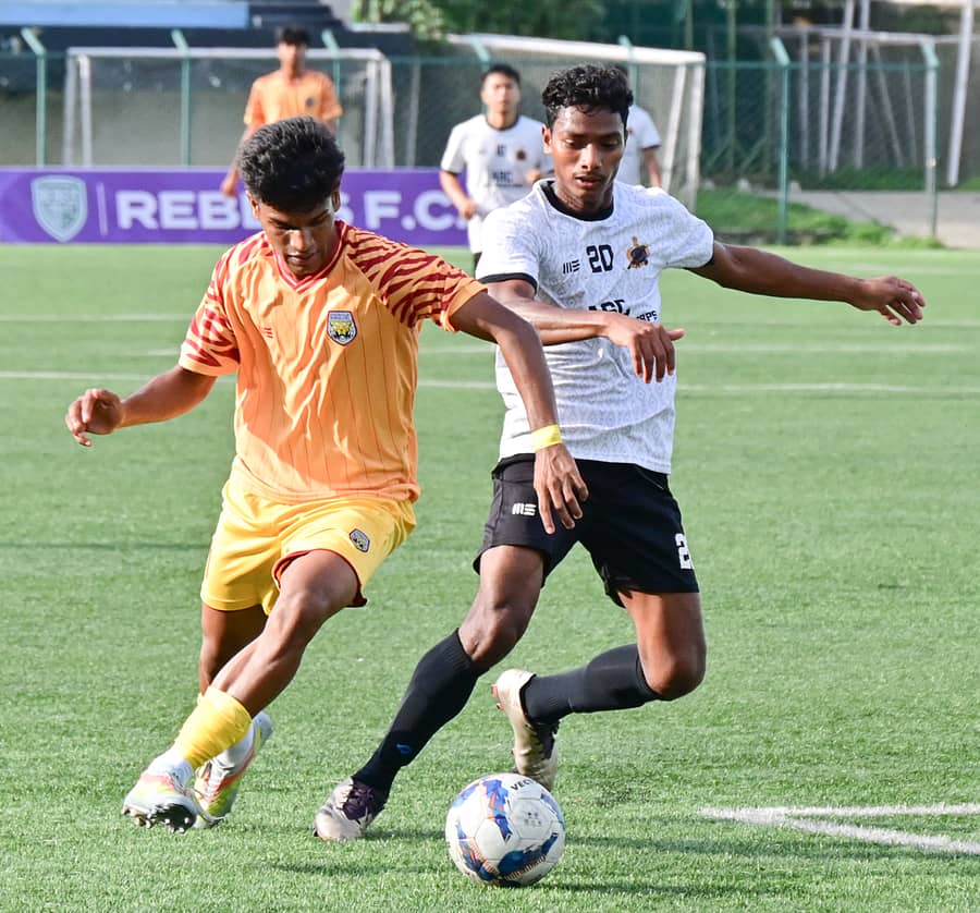 ಸ್ಪೋರ್ಟಿಂಗ್‌ ಕ್ಲಬ್‌ ಬೆಂಗಳೂರು ತಂಡದ ಜೋಮನ್‌ ಜಾಕೊಬ್‌ (ಎಡ) ಹಾಗೂ ಎಎಸ್‌ಸಿ ಆ್ಯಂಡ್ ಸೆಂಟರ್‌ ಎಫ್‌ಸಿ ತಂಡದ ವಿವೇಕಶೀಲ್‌ ಹೆಮ್ರಾಮ್‌ ಅವರು ಚೆಂಡಿಗಾಗಿ ಪೈಪೋಟಿ ನಡೆಸಿದರು –ಪ್ರಜಾವಾಣಿ ಚಿತ್ರ: ಬಿ.ಕೆ.ಜನಾರ್ದನ