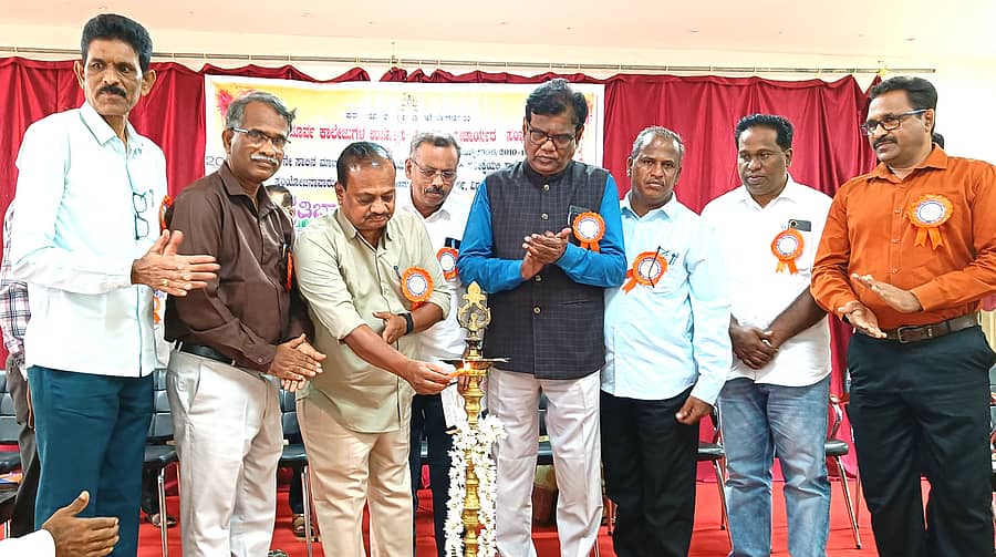 ಹೂವಿನಹಡಗಲಿಯಲ್ಲಿ ಪದವಿಪೂರ್ವ ಕಾಲೇಜು ಉಪನ್ಯಾಸಕರ ಸಂಘ ಆಯೋಜಿಸಿದ್ದ ಶೈಕ್ಷಣಿಕ ಕಾರ್ಯಾಗಾರ, ಪ್ರತಿಭಾ ಪುರಸ್ಕಾರ ಕಾರ್ಯಕ್ರಮವನ್ನು ಸಂಘದ ಜಿಲ್ಲಾ ಘಟಕದ ಅಧ್ಯಕ್ಷ ಗೌಡ್ರ ಬಸವರಾಜಪ್ಪ ಉದ್ಘಾಟಿಸಿದರು
