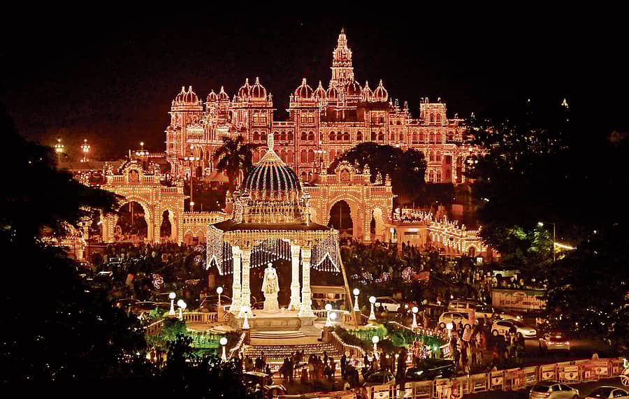 <div class="paragraphs"><p>ನಾಡಹಬ್ಬ ದಸರಾ ಮಹೋತ್ಸವ ಅಂಗವಾಗಿ ಮೈಸೂರು ಅರಮನೆ ದೀಪಾಲಂಕಾರದಿಂದ ಕಂಗೊಳಿಸಿದ ಪರಿ </p></div>