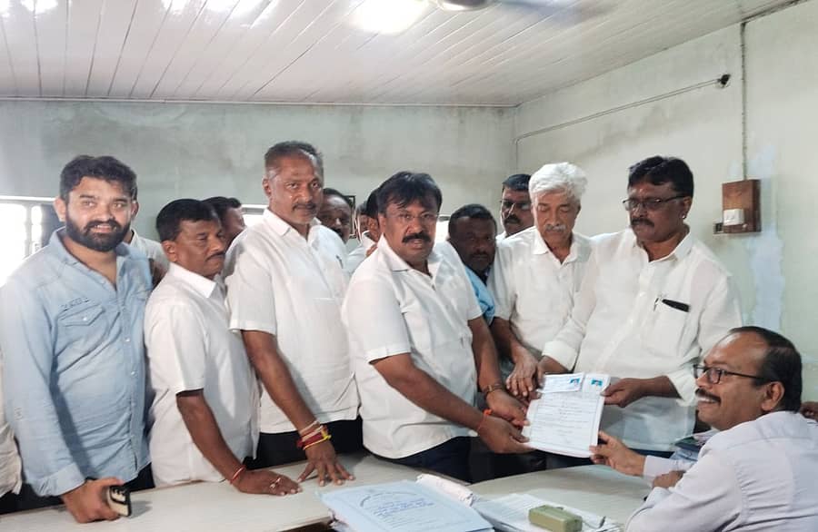 .ಕಾಂಗ್ರೆಸ್ ಬೆಂಬಲಿತ ಅಭ್ಯರ್ಥಿಗಳು ತಾಲ್ಲೂಕು ಕಾಂಗ್ರೆಸ್ ಅಧ್ಯಕ್ಷರಾದ ಬಿ.ನಾಗೇಂದ್ರಕುಮಾರ್, ಹರಳಹಳ್ಲಿ ವಿಶ್ವನಾಥ್ ನೇತೃತ್ವದಲ್ಲಿ ತಮ್ಮ ನಾಮಪತ್ರಗಳನ್ನು ಚುನಾವಣಾಧಿಕಾರಿ ತಹಸೀಲ್ದಾರ್ ಎಸ್.ಯು.ಅಶೋಕ್ ಅವರಿಗೆ ಸಲ್ಲಿಸಿದರು.