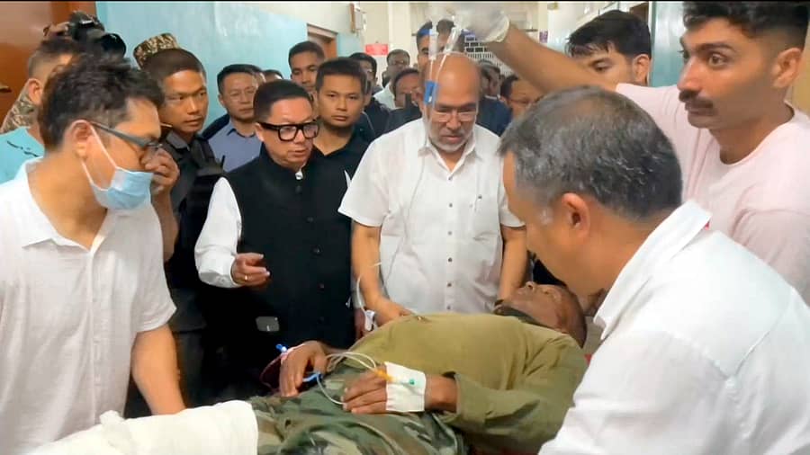 <div class="paragraphs"><p>ಮಣಿಪುರದ ಬಿಷ್ಣುಪುರ ಜಿಲ್ಲೆಯ ನಂಬೊಲ್ನಲ್ಲಿ ಇಬ್ಬರು ಅಸ್ಸಾಂ ರೈಫಲ್ಸ್ ಸಿಬ್ಬಂದಿಯನ್ನು ಗುರಿಯಾಗಿಸಿ ನಡೆದ ದಾಳಿಯಲ್ಲಿ ಗಾಯಗೊಂಡವರನ್ನು ಮುಖ್ಯಮಂತ್ರಿ ಎನ್. ಬಿರೇನ್ ಸಿಂಗ್ ಅವರು ಶುಕ್ರವಾರ ಭೇಟಿಯಾದರು</p></div>