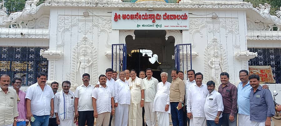 ಹೊನ್ನಾಳಿ ತಾಲ್ಲೂಕಿನ ಕುಂದೂರು ಗ್ರಾಮದ ಆಂಜನೇಯ ಸ್ವಾಮಿ ದೇವಸ್ಥಾನದ ಮುಂಭಾಗ ಆಣೆ ಪ್ರಮಾಣ ಮಾಡಲು ಕೂಳೇನಹಳ್ಳಿ ಸತೀಶ್ ಅವರ ಬರುವಿಕೆಗಾಗಿ ಕಾದ ಶಾಸಕ ಡಿ.ಜಿ.ಶಾಂತನಗೌಡ