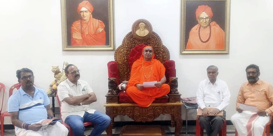 ಶ್ರೀರಂಗಪಟ್ಟಣ ಸಮೀಪದ ಚಂದ್ರವನ ಆಶ್ರಮದಲ್ಲಿ ಸೆ.22ರಿಂದ ನಡೆಯುವ ನವರಾತ್ರಿ ಆಚರಣೆ ಹಿನ್ನೆಲೆಯಲ್ಲಿ ಆಶ್ರಮದಲ್ಲಿ ಶನಿವಾರ ನಡೆದ ಸಭೆಯಲ್ಲಿ ತ್ರಿನೇತ್ರ ಮಹಾಂತ ಶಿವಯೋಗಿ ಸ್ವಾಮೀಜಿ ಮಾತನಾಡಿದರು