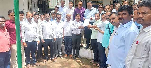 20ಸಿಡಿಎನ್01‌ ಗಣತಿ ಕಾರ್ಯದಿಂದ ಪ್ರೌಢ ಶಾಲಾ ಶಿಕ್ಷಕರನ್ನು ಕೈಬಿಡಬೇಕು ಎಂದು ಆಗ್ರಹಿಸಿ ಚಡಚಣ ವಲಯದ  ಪ್ರೌಢ ಶಾಲಾ ಶಿಕ್ಷಕರು ಶನಿವಾರ ತಹಶಿಲ್ದಾರ ಮೂಲಕ ಜಿಲ್ಲಾಧಿಕಾರಿಗಳಿಗೆ ಮನವಿ ಸಲ್ಲಿಸಿದರು