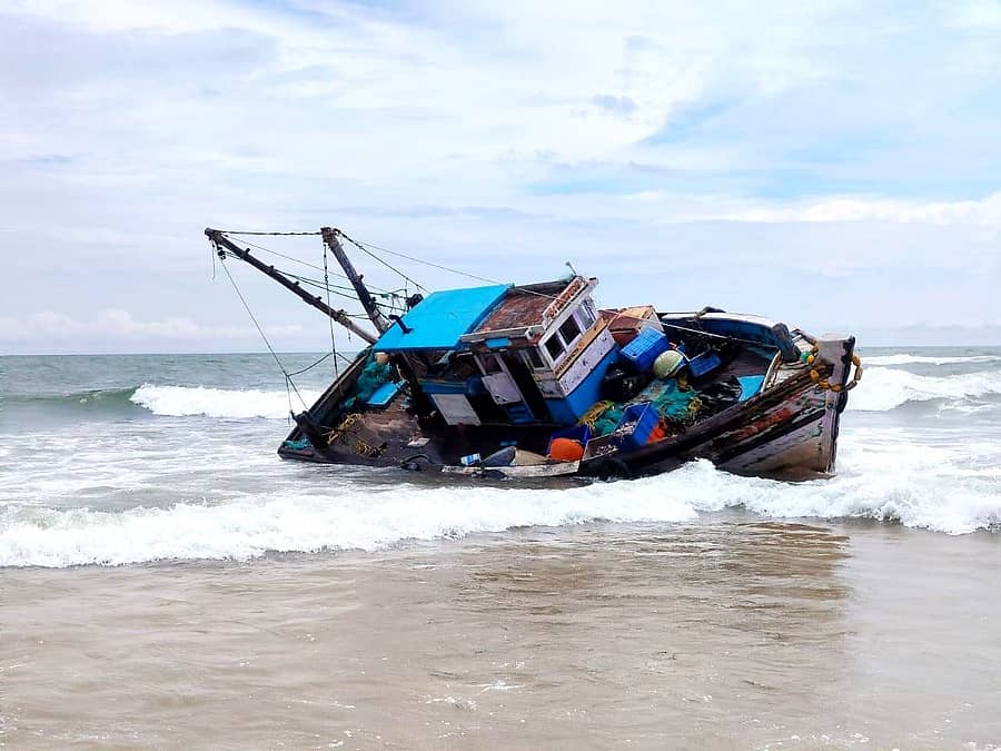 ಹಾನಿಗೊಳಗಾದ ಬೋಟ್